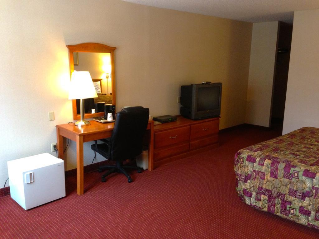 Red Roof Inn Plus+ Poughkeepsie Bagian luar foto
